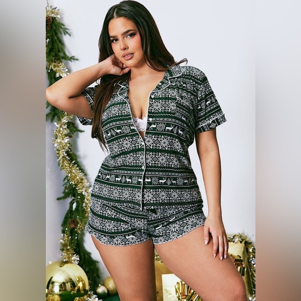 Shorts & T-Shirt Pajama Set with cute snowflake and reindeer design - Size 3X